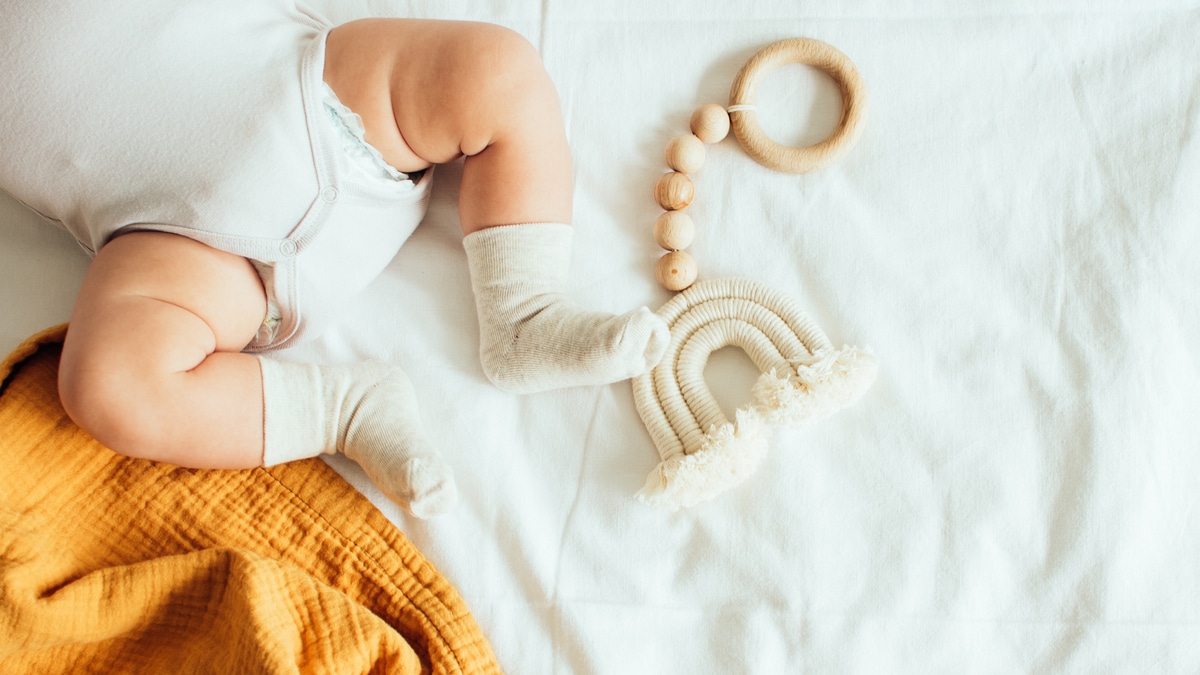 bambino che un giocattolo