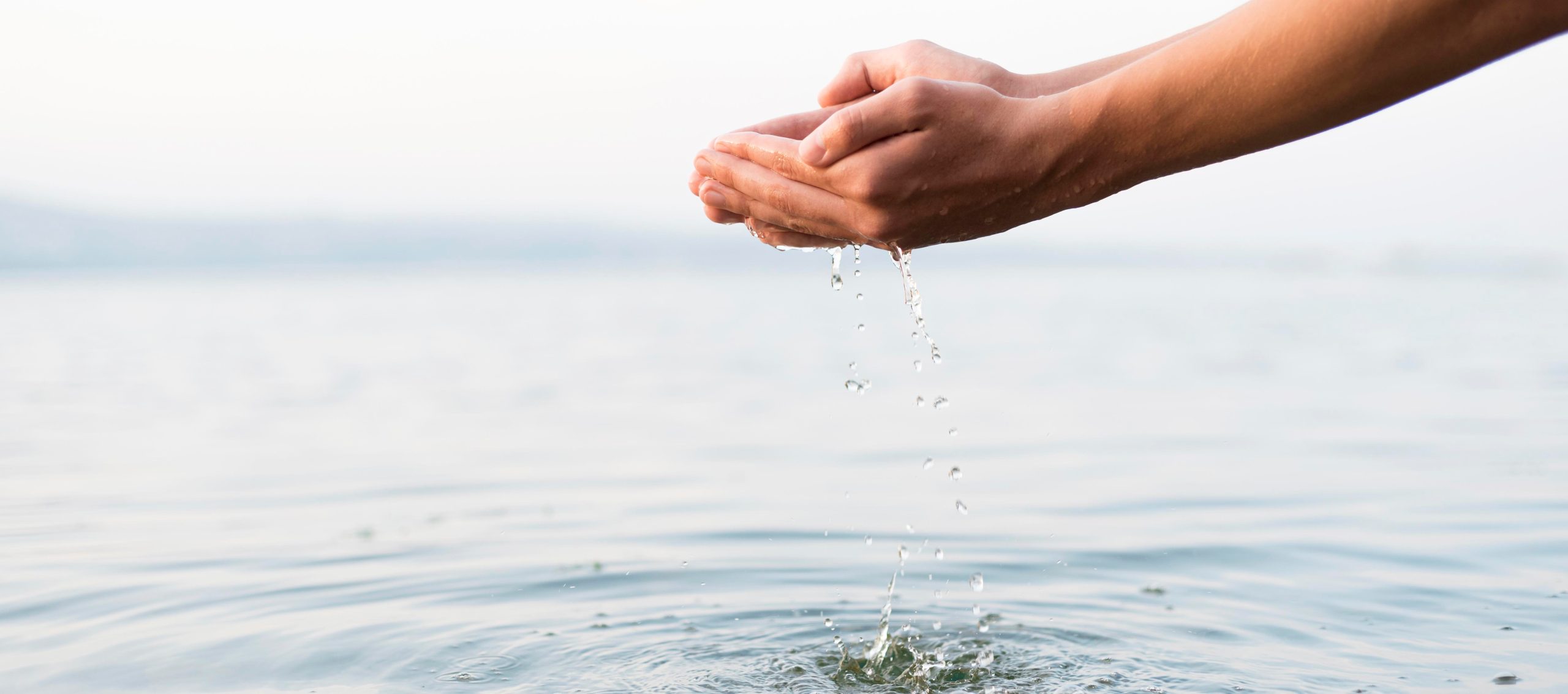 persona che prende l'acqua con le mani